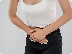 Mulher com as mãos sobre o baixo-ventre
